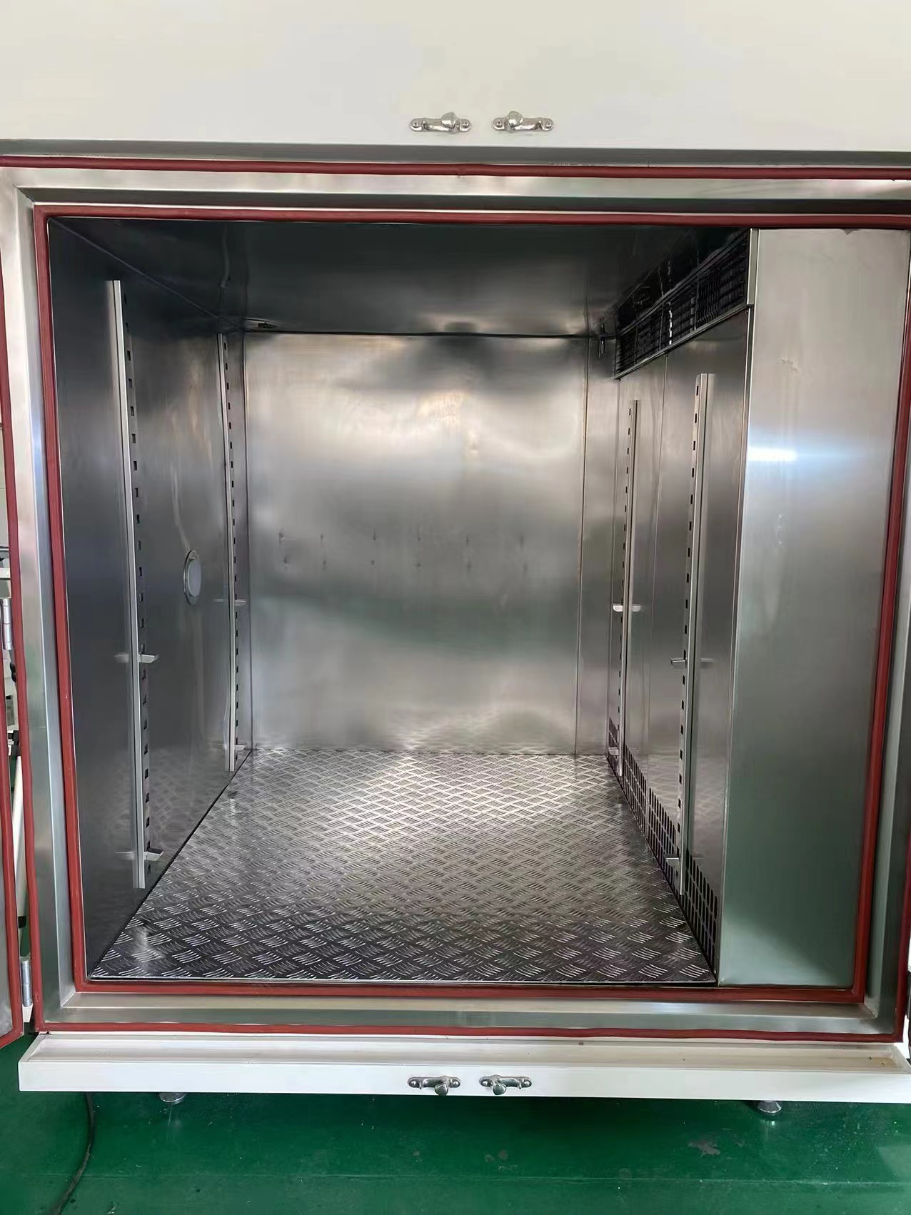 步入式試驗箱內部示意圖