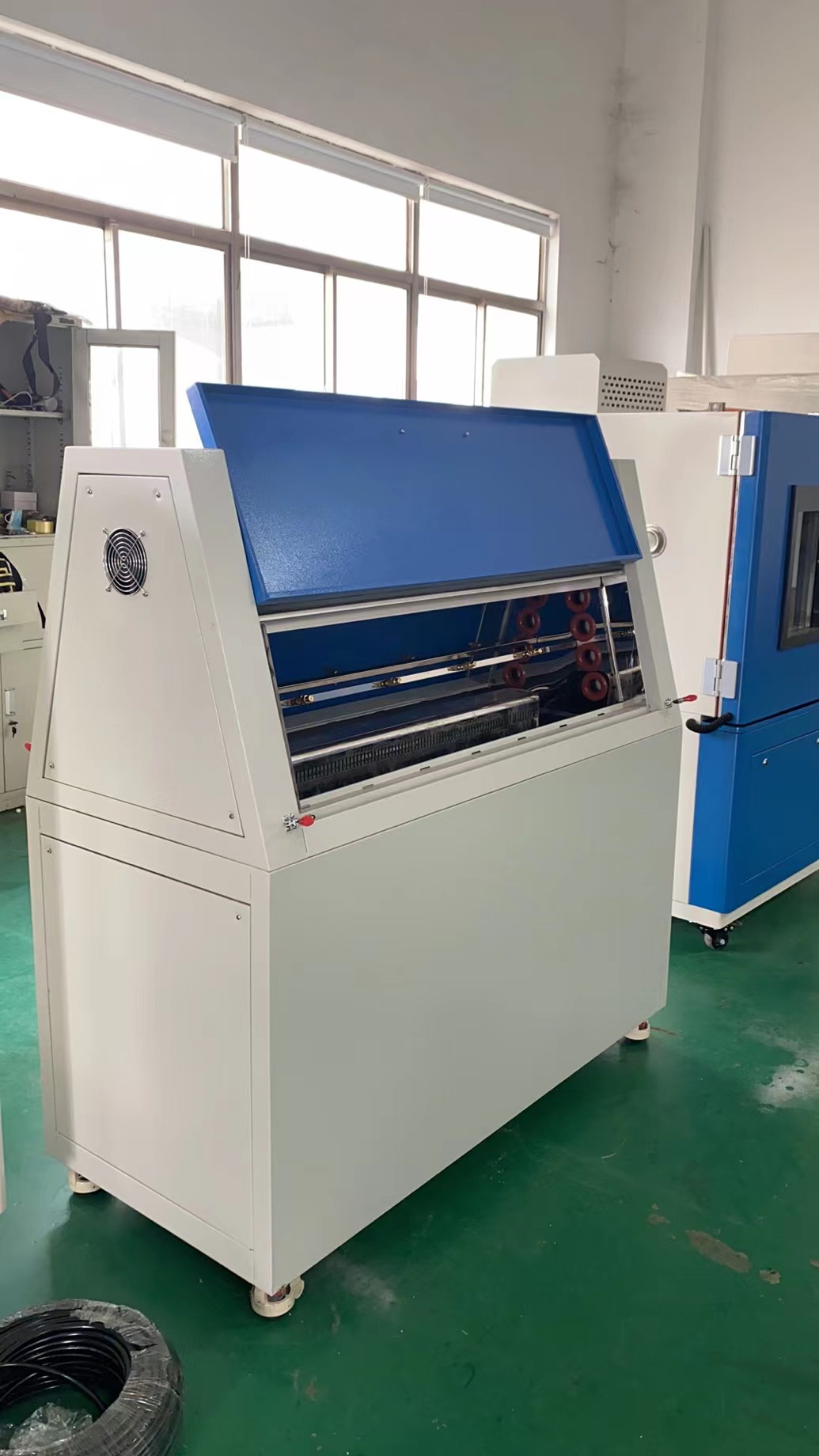 紫外線老化試驗(yàn)箱示意圖